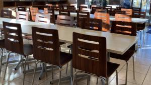 Toyoko Inn Shin-shirakawa Ekimae في Nishigo: صف من الطاولات والكراسي في فصل