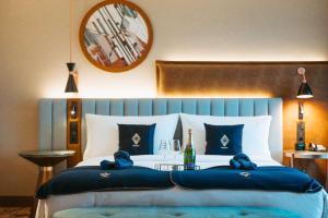 Postel nebo postele na pokoji v ubytování Hilton Frankfurt City Centre