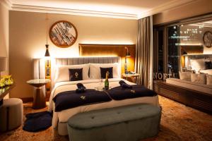 Postel nebo postele na pokoji v ubytování Hilton Frankfurt City Centre