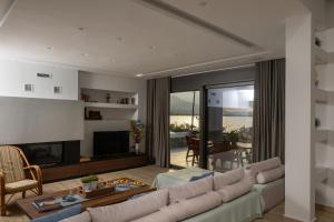 ディアコプトにあるVilla SeaEliaのリビングルーム(ソファ付)、眺めの良いリビングルーム