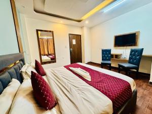 TV in/ali zabaviščno središče v nastanitvi Royal Residency Inn - Manali