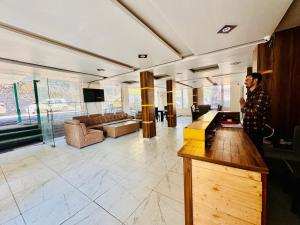 TV in/ali zabaviščno središče v nastanitvi Royal Residency Inn - Manali