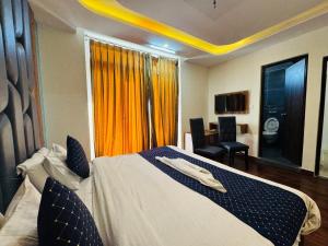 TV in/ali zabaviščno središče v nastanitvi Royal Residency Inn - Manali