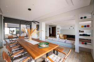 ディアコプトにあるVilla SeaEliaのテーブルと椅子のあるダイニングルーム