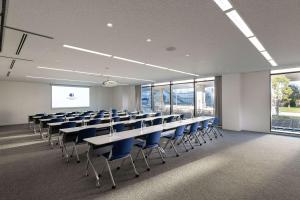 東京にあるDoubleTree by Hilton Tokyo Ariakeの会議室(テーブル、椅子、スクリーン付)