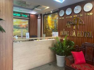 a restaurant with clocks on the wall and a counter at Hong Ha Airport Hotel in Thach Loi
