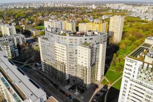 ワルシャワにあるPiękny apartament w Warszawieの高層ビルが立ち並ぶ都市の航空写真