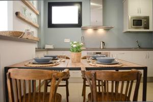 A kitchen or kitchenette at Casas Apartamentos Gracia