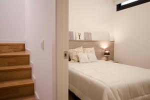 A bed or beds in a room at Casas Apartamentos Gracia