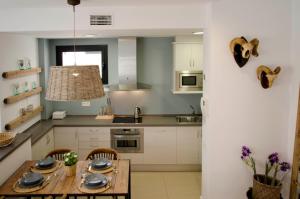 A kitchen or kitchenette at Casas Apartamentos Gracia
