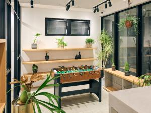 ein Spielzimmer mit Tischfußball und Pflanzen in der Unterkunft HOTEL ALL IN TOKYO Asakusabashi in Tokio