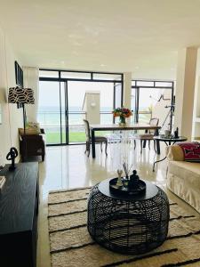 una sala de estar con una mesa y un sofá en Simla Luxury Apartments 11, en Margate