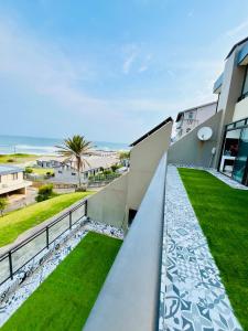 Un balcón de una casa con vista al mar. en Simla Luxury Apartments 11, en Margate