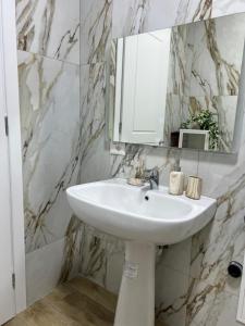Ένα μπάνιο στο Alma Rose Apartments3 +15 φωτογραφίες