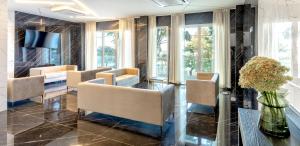 A seating area at Hotel Mondial