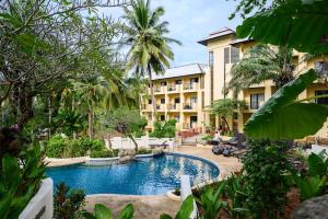 un resort con piscina di fronte a un edificio di Horizon Karon Beach Resort & Spa a Karon Beach