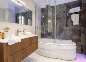 A bathroom at Hotel Mondial