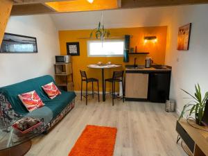 een woonkamer met een bank en een tafel bij An ti bihan in Liffré