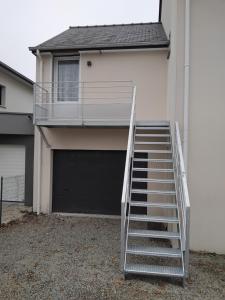 een metalen trap die naar een garage leidt bij An ti bihan in Liffré