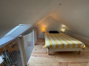 een slaapkamer met een bed op zolder bij An ti bihan in Liffré