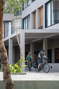 Jízda na kole v ubytování Thimbiri Wewa Resort Wilpattu nebo okolí