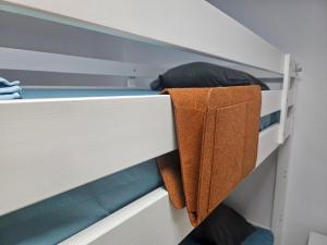 Двох'ярусне ліжко або двоярусні ліжка в номері Corralejo Coliving by Amazzzing Travel
