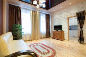 a living room with a couch and a television at LEOGRAND Apartments on Doroshenka 34 in Lviv