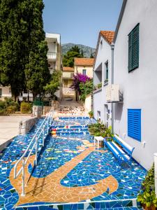 Una piscina con suelo de mosaico en un patio. en Hotel Labineca, en Gradac