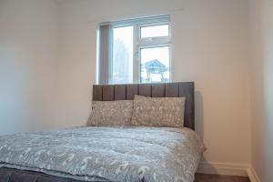 Ένα ή περισσότερα κρεβάτια σε δωμάτιο στο Spacious 4-Bed Flat - 10 Mins to City Centre