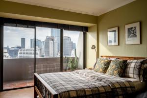 En eller flere senge i et værelse på PEONY Rustic Apartment Sukhumvit, Nana BTS + 103 billeder