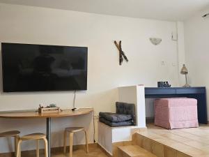 ein Wohnzimmer mit einem großen Flachbildfernseher an der Wand in der Unterkunft STUDIO Θαλλώ Thallo in Galaxidi