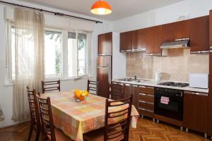 una cocina con una mesa con fruta encima. en Apartment Lidija en Podgora