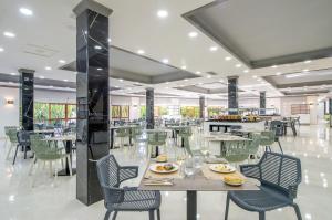 A restaurant or other place to eat at Hotel Benidorm East by Pierre & Vacances Még 37 kép
