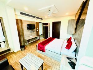 una habitación de hotel con una cama y un televisor en Hotel Majestic Lucknow, en Lucknow