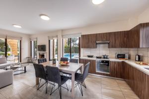 Η κουζίνα ή μικρή κουζίνα στο villa Ionion H32