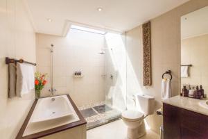 een badkamer met een douche, een toilet en een wastafel bij Villa Sedap Malam - Private 2 Bedroom Villa Near Seminyak Beach in Kuta +17 foto's