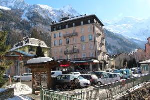 a group of cars parked in front of a building at Appartement Résidence Astoria in Chamonix