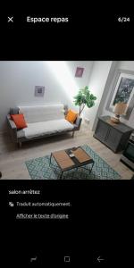 a room with a bed and a coffee table at Séjour du bonheur in Tavel