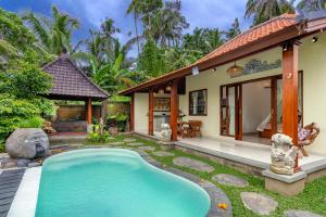 een villa met zwembad voor een huis bij Villa Kanwa in Tampaksiring