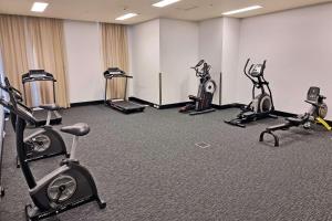 Fitness centrum a/nebo fitness zařízení v ubytování Metro Advance Apartments & Hotel