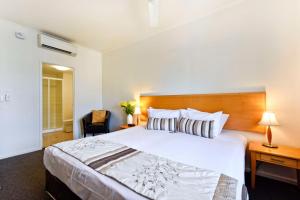 Postel nebo postele na pokoji v ubytování Metro Advance Apartments & Hotel