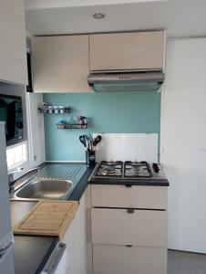 Kuchyňa alebo kuchynka v ubytovaní Location mobil-home bord de plage