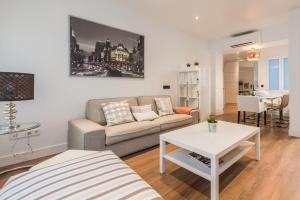 a living room with a couch and a table at Puerta Del Sol 3WC in Madrid