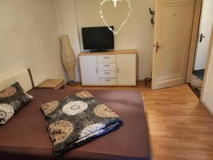 Et tv og/eller underholdning på HBS TOP- PREIS, 2 Zimmer SD FeWo, 2x Doppelbett, 1 Einzelbett möglich 54 qm, große Küche Bad WC Einfach und gut VB-Preis