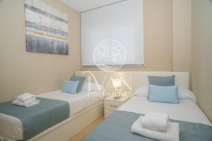 Postel nebo postele na pokoji v ubytování Casa Galiana Ivan Luxury Homes 5ªPlta Norte 1ªLínea + 18 fotografií