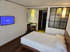 Postel nebo postele na pokoji v ubytování Tamara Jeju hotel