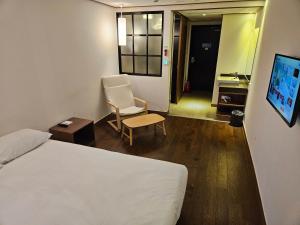 Postel nebo postele na pokoji v ubytování Tamara Jeju hotel