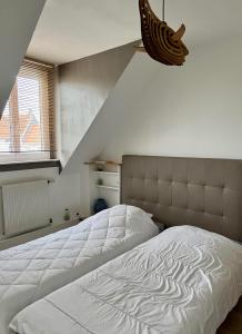 a bedroom with a large white bed in a room at L'Hippocampe, terrasse, à 5 min' à pieds de la mer ! in Wimereux