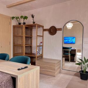 TV a/nebo společenská místnost v ubytování Boho Getaway with Pyramids View & Jacuzzi
