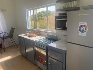 Una cocina o kitchenette en Hilltop Haven Apartment #1